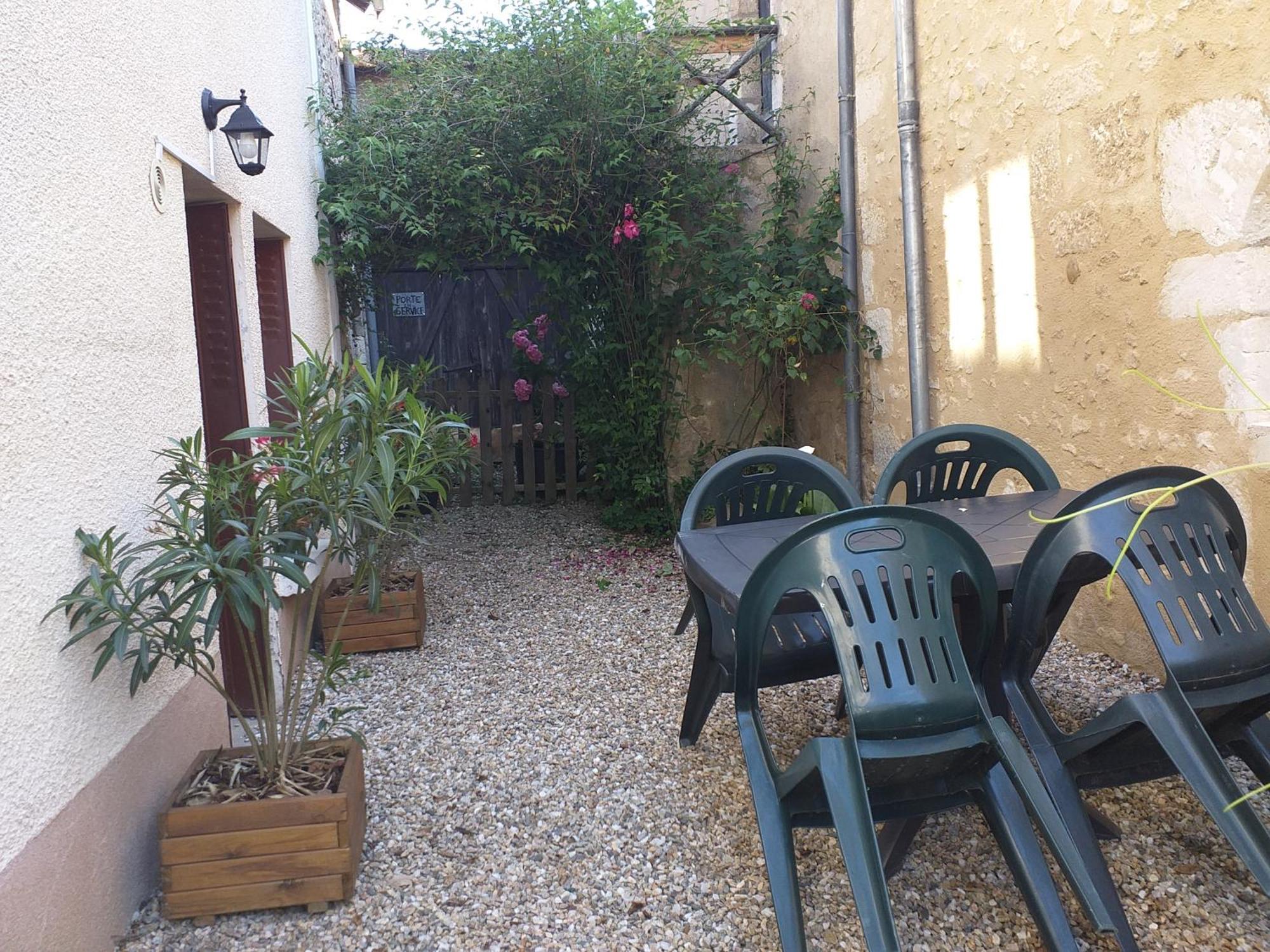 Holiday home Maison Berrichonne 2 Chambres Cour Et Jardin *